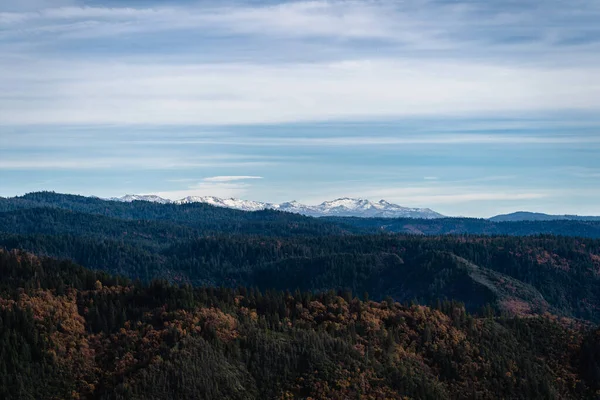 Pemandangan Indah Dengan Gunung Dan Langit Biru — Stok Foto