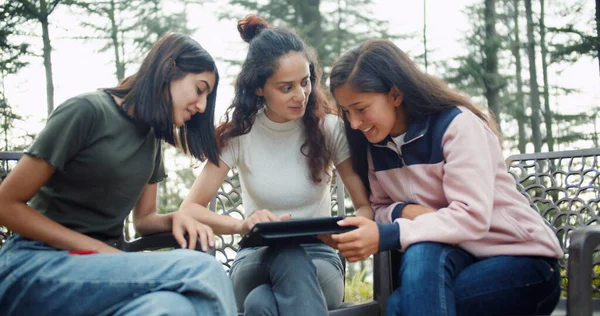 Группа Молодых Студентов Использующих Цифровые Планшеты Парке — стоковое фото