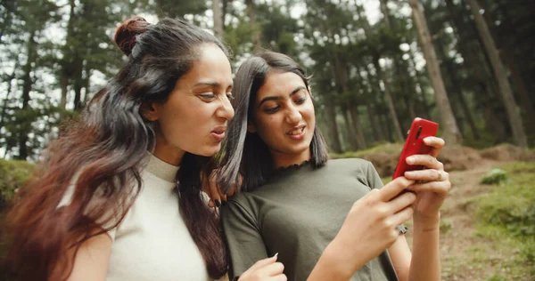 Deux Jeunes Femmes Prenant Selfie Avec Téléphone Portable Dans Parc — Photo