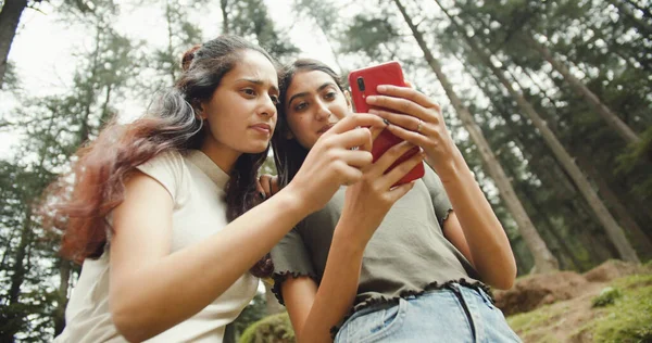 Jeune Couple Prenant Selfie Avec Smartphone Forêt — Photo