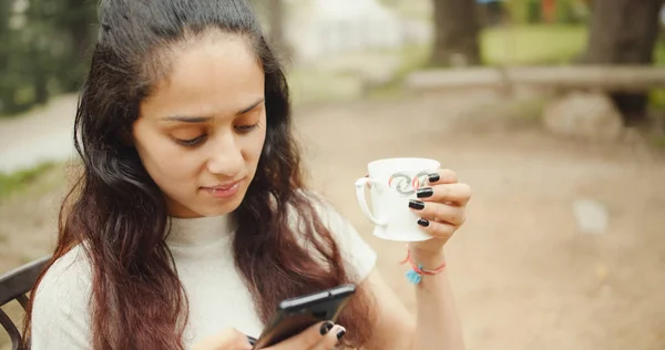 Young Woman Using Smartphone Drinking Coffee Park — Photo