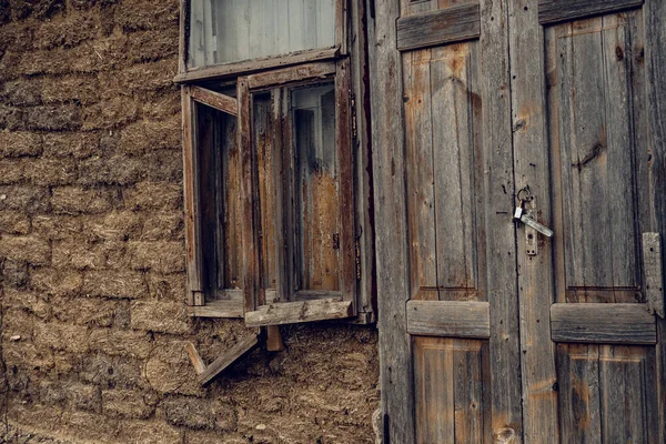 被遗弃 农村的房子在开阔的田野里 木制的旧窗框 打破了窗户和门 被毁房屋 — 图库照片