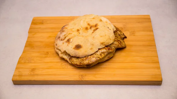 Hembakat Bröd Med Ost Och Sesamfrön — Stockfoto