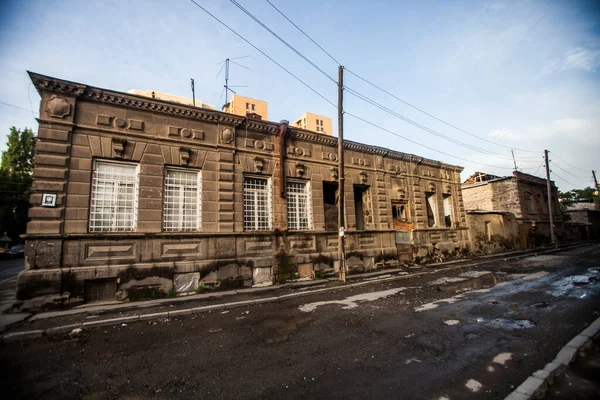 城市里废弃的旧建筑 — 图库照片