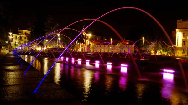 Şehir Parkında Çeşmeli Bir Gece Sahnesi — Stok fotoğraf