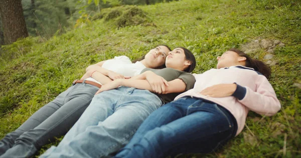 Young Couple Lying Grass Park — Stock Photo, Image