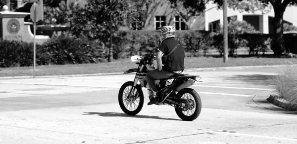 Foto Bianco Nero Giovane Che Guida Una Moto — Foto Stock