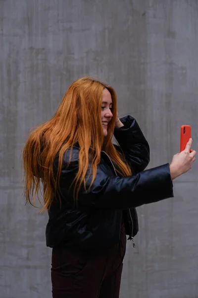 Молодая Женщина Мобильным Телефоном Городе — стоковое фото