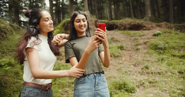 Jeune Couple Randonnée Forêt Selfie — Photo