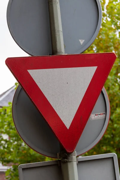 红色和白色标志 标志着道路的方向 — 图库照片