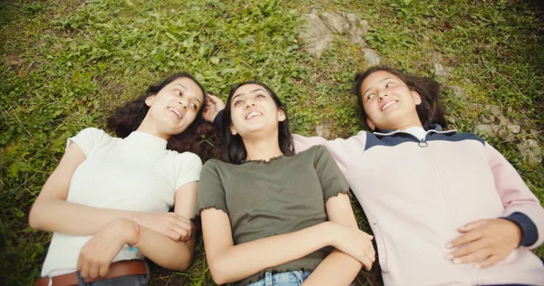 Group Friends Sitting Grass Park — Stock Fotó