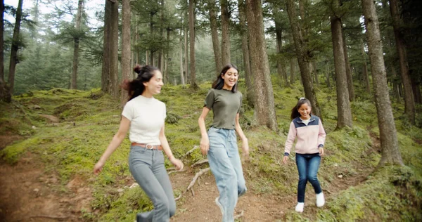 Young Woman Her Friends Walking Forest — Stockfoto