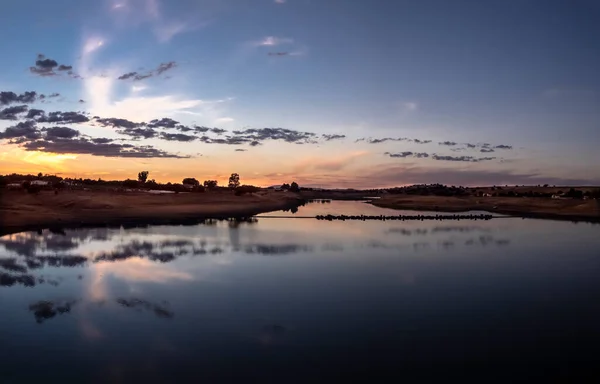 湖の上に美しい夕日 — ストック写真