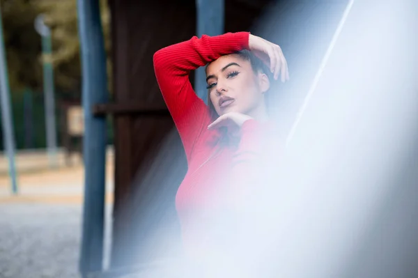 Retrato Bela Jovem Mulher Suéter Vermelho Posando — Fotografia de Stock