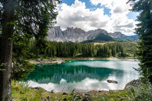 Bela Paisagem Lago Nas Montanhas — Fotografia de Stock