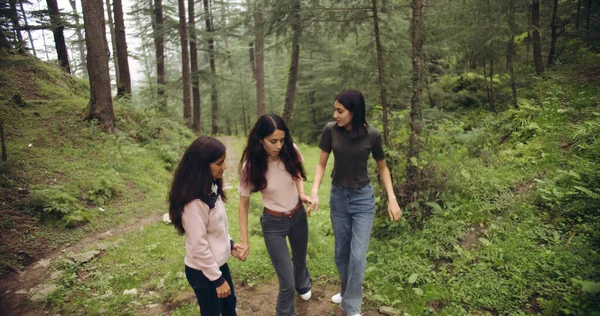 Group Young Women Forest — Stockfoto