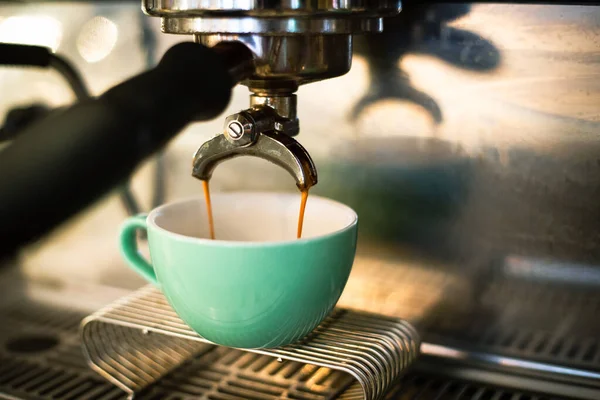 Barista Com Uma Máquina Num Café Conceito Uma Xícara Café — Fotografia de Stock