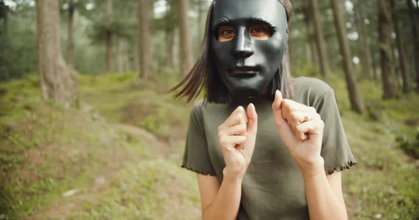 Ormanda Maskeli Genç Bir Kadın — Stok fotoğraf