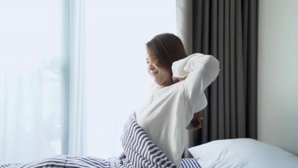Una Joven Pijama Despertando Cama Dormitorio — Vídeo de stock