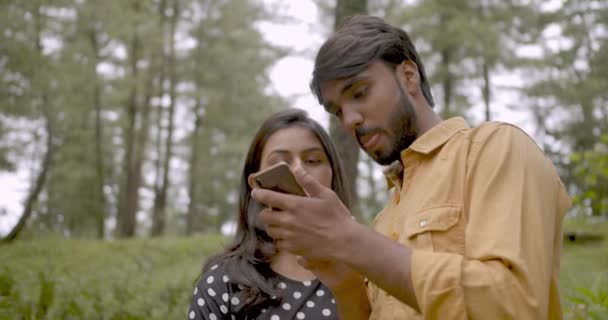 Indiaas Echtpaar Met Smartphone Het Park — Stockvideo