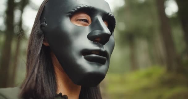 Mädchen Verbringen Zeit Wald Und Tragen Faschingsmasken — Stockvideo