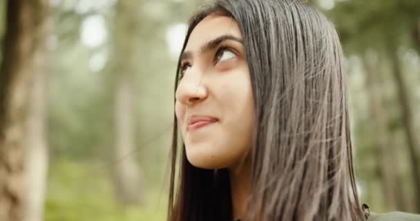 Imagens Uma Bela Jovem Mulher Falando Olhando Para Câmera — Vídeo de Stock