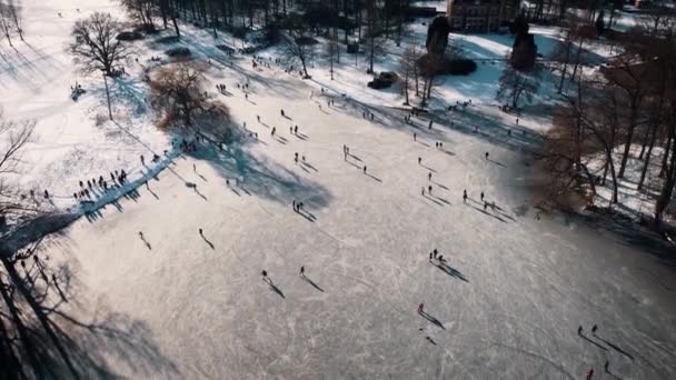 Imagens Aéreas Pessoas Patinação Gelo Lago Congelado — Vídeo de Stock