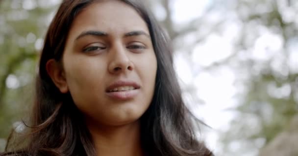 Boze Indiaanse Vrouw Aan Het Praten Het Park — Stockvideo
