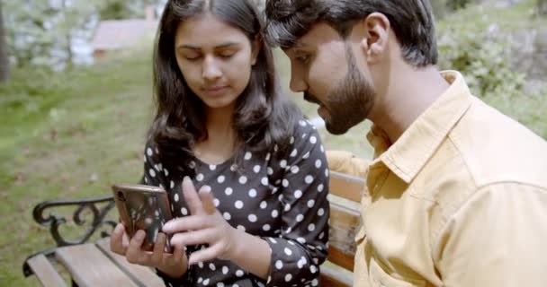 Pareja India Parque Usando Teléfono — Vídeos de Stock