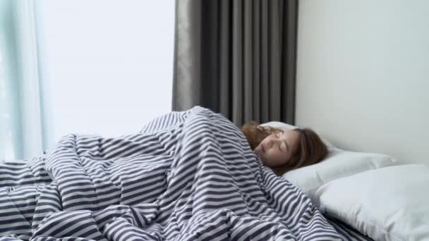 Una Joven Pijama Despertando Cama Dormitorio — Vídeos de Stock