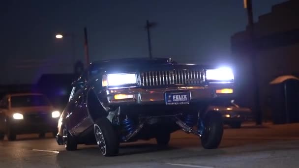 Gece Sokağındaki Arabanın Görüntüleri — Stok video