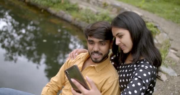 Pareja India Parque Hablando Selfie — Vídeos de Stock