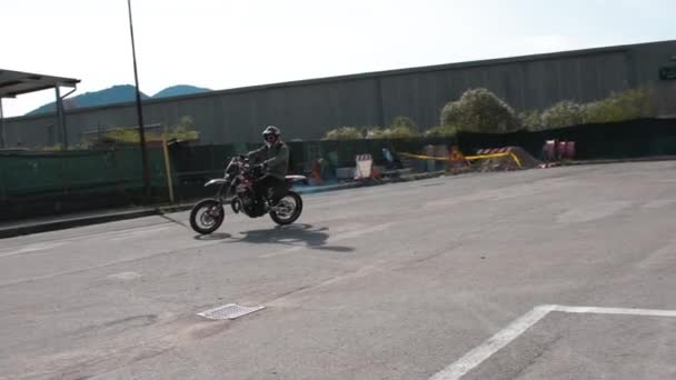 Motociclisti Cavalcare Sulla Strada — Video Stock