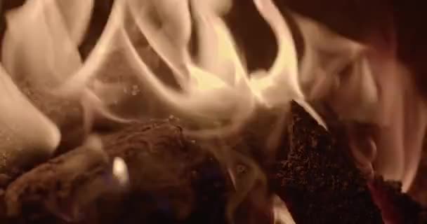 Ένα Κοντινό Πλάνο Φωτεινό Πλάνο Από Ξερό Ξύλο Που Καίγεται — Αρχείο Βίντεο