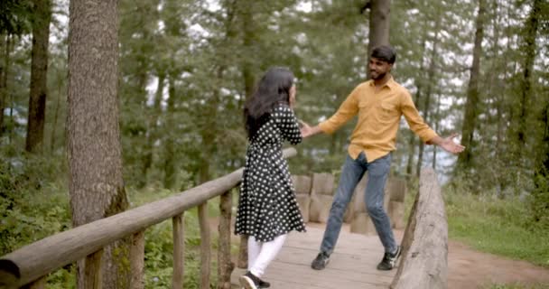 Indisches Paar Park Zeitlupe — Stockvideo