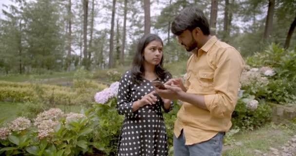 Ινδικό Ζευγάρι Στο Πάρκο Χρησιμοποιώντας Smartphone — Αρχείο Βίντεο