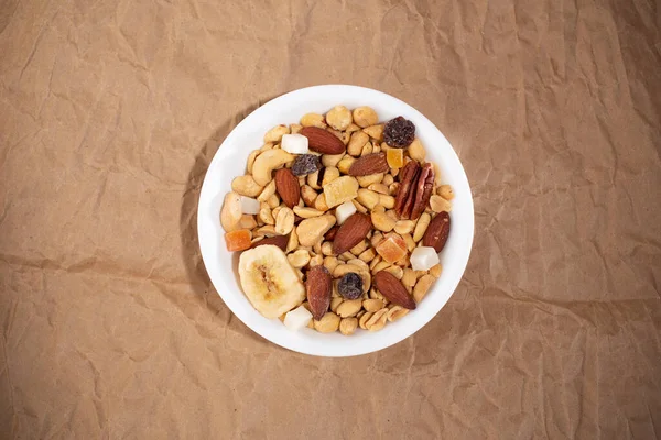 ドライ フルーツやナッツの木製の背景 — ストック写真
