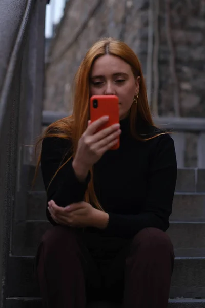 Молода Жінка Мобільним Телефоном Місті — стокове фото