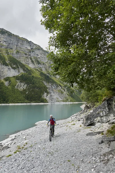 Eine Ältere Frau Fährt Mit Ihrem Fahrrad Ufer Eines Ruhigen — Stockfoto