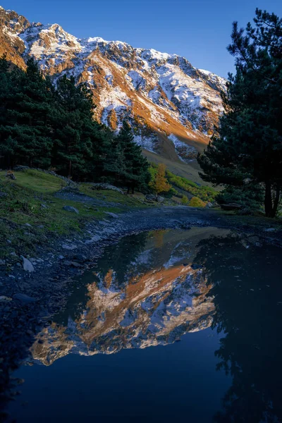 Μια Κάθετη Λήψη Ορεινού Τοπίου Καταγάλανο Ουρανό Φθινόπωρο — Φωτογραφία Αρχείου