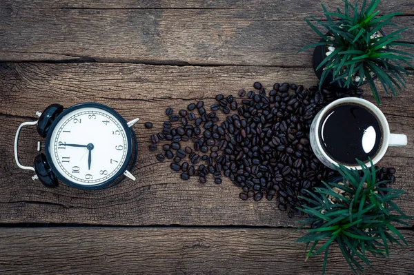 Flat Lay Shot Alarm Clock Mug Coffee Coffee Beans Wooden — стоковое фото