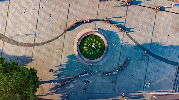 Birds Eye View Shot Fountain Park Surrounded People — Zdjęcie stockowe