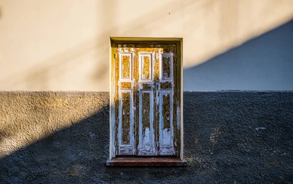 Old Weathered Grungy Wooden Window Concrete House Sunrise — Zdjęcie stockowe