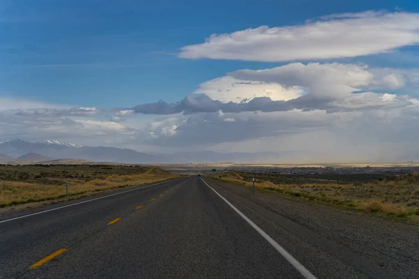 Het Prachtige Uitzicht Weg Door Bergen Achtergrond Van Woestijn — Stockfoto