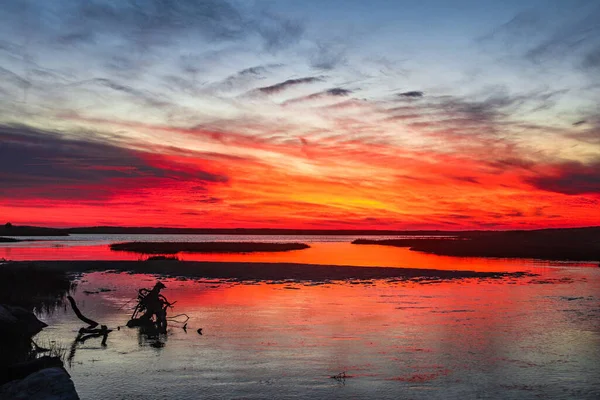 Belo Tiro Magnífico Pôr Sol Colorido Sobre Mar Com Ondas — Fotografia de Stock