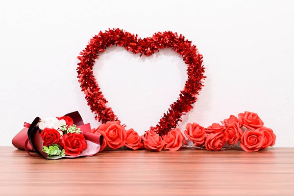 Sevgililer Günü Kompozisyonu Aşk Gülleri Masada Bir Kalp — Stok fotoğraf