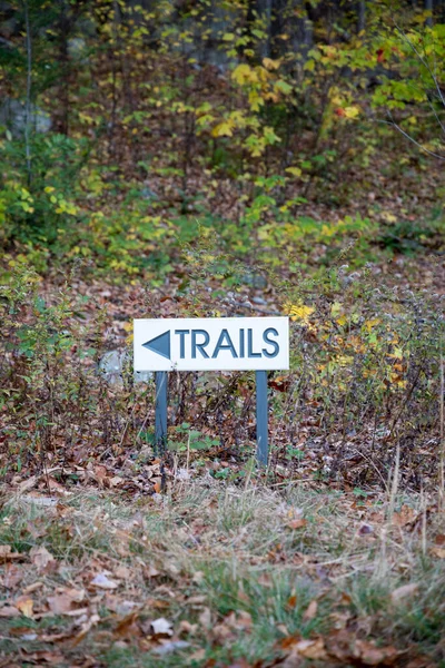 Sign Pointing Left Trails Planted Area Leaves Falling Autumn Manitoga — Stock Fotó
