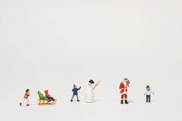 Een Kersttafereel Van Miniatuurfiguren Van Kinderen Kerstman Spelend Sneeuw — Stockfoto