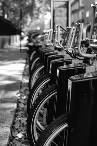 Ασπρόμαυρη Φωτογραφία Ποδηλάτου Παρκαρισμένου Στην Πόλη — Φωτογραφία Αρχείου