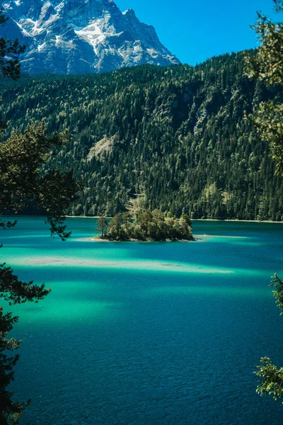 Una Vista Fascinante Isla Del Lago Eibsee Cerca Garmisch Alemania —  Fotos de Stock